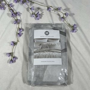 NIB [ 1 Standard ] Pillow Sham for Hotel Collection Primativa‎